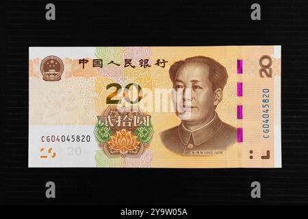 Die 20-Yuan-Banknote in China zeigt Chinas revolutionären Führer Mao Zedong zusammen mit einer Lotusblume Stockfoto