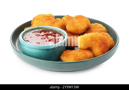 Teller mit heißer Chili-Sauce und Nuggets isoliert auf weiß Stockfoto