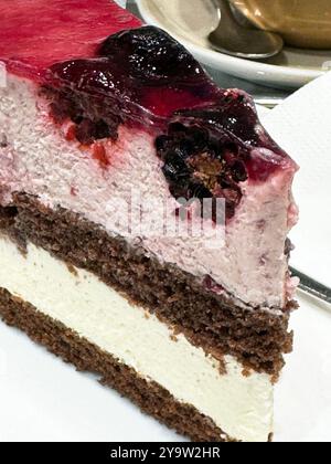 Den Kuchen mit Beeren auf den Teller legen Stockfoto