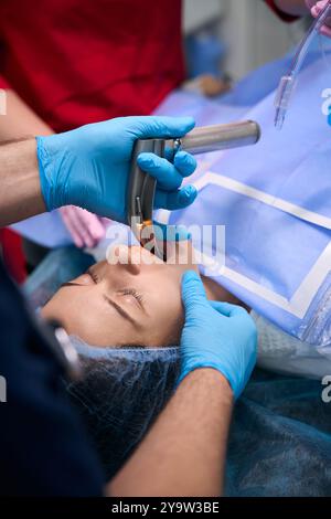 Das Team von Chirurgen führt Intubation in einem OP durch Stockfoto