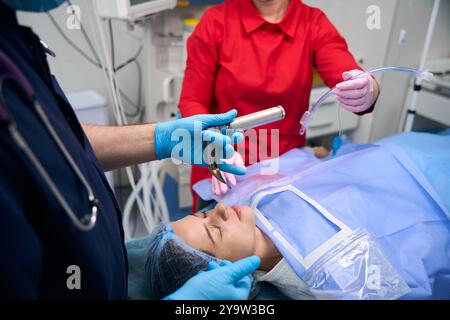 Der Arzt verwendet ein Spezialwerkzeug für die Intubation Stockfoto