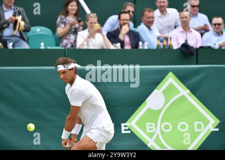 BILDER ABLEGEN. Oktober 2024. Der 38-jährige spanische Tennisprofi Rafael Nadal hat angekündigt, dass er am Ende dieser Saison in den Ruhestand gehen wird. Nadal hat 22 Grand Slams in seiner Tenniskarriere gewonnen. Stoke Poges, Buckinghamshire, 26. Juni 2015. Rafael Nadal spielt Tennis in den Boodles im Stoke Park, Stoke Poges, Buckinghamshire. Kredit: Maureen McLean/Alamy Stockfoto