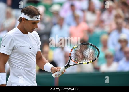 BILDER ABLEGEN. Oktober 2024. Der 38-jährige spanische Tennisprofi Rafael Nadal hat angekündigt, dass er am Ende dieser Saison in den Ruhestand gehen wird. Nadal hat 22 Grand Slams in seiner Tenniskarriere gewonnen. Stoke Poges, Buckinghamshire, 26. Juni 2015. Rafael Nadal spielt Tennis in den Boodles im Stoke Park, Stoke Poges, Buckinghamshire. Kredit: Maureen McLean/Alamy Stockfoto