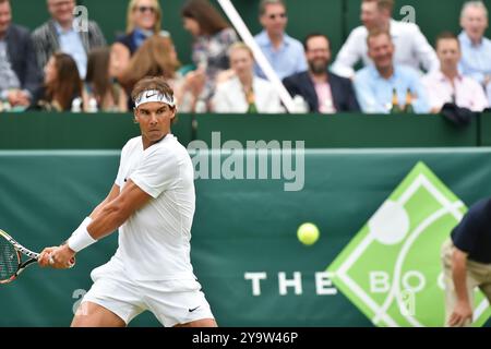 BILDER ABLEGEN. Oktober 2024. Der 38-jährige spanische Tennisprofi Rafael Nadal hat angekündigt, dass er am Ende dieser Saison in den Ruhestand gehen wird. Nadal hat 22 Grand Slams in seiner Tenniskarriere gewonnen. Stoke Poges, Buckinghamshire, 26. Juni 2015. Rafael Nadal spielt Tennis in den Boodles im Stoke Park, Stoke Poges, Buckinghamshire. Kredit: Maureen McLean/Alamy Stockfoto