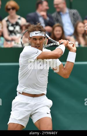 BILDER ABLEGEN. Oktober 2024. Der 38-jährige spanische Tennisprofi Rafael Nadal hat angekündigt, dass er am Ende dieser Saison in den Ruhestand gehen wird. Nadal hat 22 Grand Slams in seiner Tenniskarriere gewonnen. Stoke Poges, Buckinghamshire, 26. Juni 2015. Rafael Nadal spielt Tennis in den Boodles im Stoke Park, Stoke Poges, Buckinghamshire. Kredit: Maureen McLean/Alamy Stockfoto