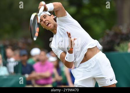 BILDER ABLEGEN. Oktober 2024. Der 38-jährige spanische Tennisprofi Rafael Nadal hat angekündigt, dass er am Ende dieser Saison in den Ruhestand gehen wird. Nadal hat 22 Grand Slams in seiner Tenniskarriere gewonnen. Stoke Poges, Buckinghamshire, 26. Juni 2015. Rafael Nadal spielt Tennis in den Boodles im Stoke Park, Stoke Poges, Buckinghamshire. Kredit: Maureen McLean/Alamy Stockfoto