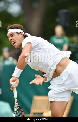 BILDER ABLEGEN. Oktober 2024. Der 38-jährige spanische Tennisprofi Rafael Nadal hat angekündigt, dass er am Ende dieser Saison in den Ruhestand gehen wird. Nadal hat 22 Grand Slams in seiner Tenniskarriere gewonnen. Stoke Poges, Buckinghamshire, 26. Juni 2015. Rafael Nadal spielt Tennis in den Boodles im Stoke Park, Stoke Poges, Buckinghamshire. Kredit: Maureen McLean/Alamy Stockfoto