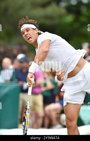 BILDER ABLEGEN. Oktober 2024. Der 38-jährige spanische Tennisprofi Rafael Nadal hat angekündigt, dass er am Ende dieser Saison in den Ruhestand gehen wird. Nadal hat 22 Grand Slams in seiner Tenniskarriere gewonnen. Stoke Poges, Buckinghamshire, 26. Juni 2015. Rafael Nadal spielt Tennis in den Boodles im Stoke Park, Stoke Poges, Buckinghamshire. Kredit: Maureen McLean/Alamy Stockfoto