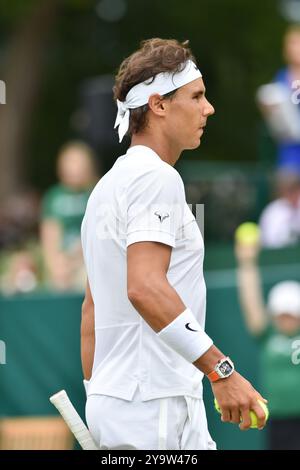 BILDER ABLEGEN. Oktober 2024. Der 38-jährige spanische Tennisprofi Rafael Nadal hat angekündigt, dass er am Ende dieser Saison in den Ruhestand gehen wird. Nadal hat 22 Grand Slams in seiner Tenniskarriere gewonnen. Stoke Poges, Buckinghamshire, 26. Juni 2015. Rafael Nadal spielt Tennis in den Boodles im Stoke Park, Stoke Poges, Buckinghamshire. Kredit: Maureen McLean/Alamy Stockfoto