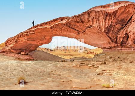 Eine der vielen Attraktionen von Wadi Rum in Jordanien ist die Felsbrücke von Kharaz. Er ist etwa 34 Meter lang und in den Sandstein erodiert. Stockfoto