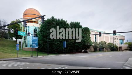 Knoxville, TN, USA – September 17, 2024: Basketball Hall of Fame für Frauen, Basketballskulptur aus Stahl und Glas. Stockfoto