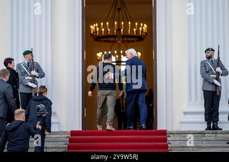 11. Oktober 2024, Berlin, Deutschland. Ankunft des ukrainischen Präsidenten WOLODYMYR ZELENSKI im Schloss Bellevue, wo er von Bundespräsident FRANK-WALTER STEINMEIER begrüßt wird. Quelle: Andreas Stroh/Alamy Live News Stockfoto