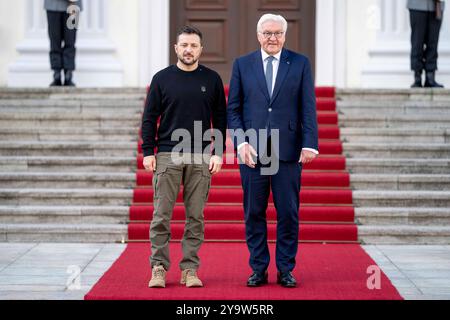 11. Oktober 2024, Berlin, Deutschland. Ankunft des ukrainischen Präsidenten WOLODYMYR ZELENSKI im Schloss Bellevue, wo er von Bundespräsident FRANK-WALTER STEINMEIER begrüßt wird. Quelle: Andreas Stroh/Alamy Live News Stockfoto
