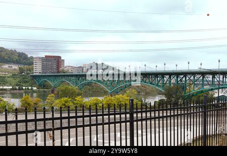 Knoxville, TN, USA – September 17, 2024: Blick auf die Gay Street Bridge vom Gelände des Blount Mansion. Stockfoto