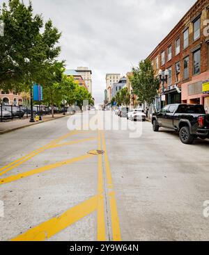 Knoxville, TN, USA – September 17, 2024: Blick auf die Straße nach Norden auf der Gay Street mit dem Tennessee Theater in der Ferne. Stockfoto