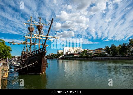 Altes Boot, das Touristen Fahrten entlang des Guadalquivir-Flusses anbietet Stockfoto