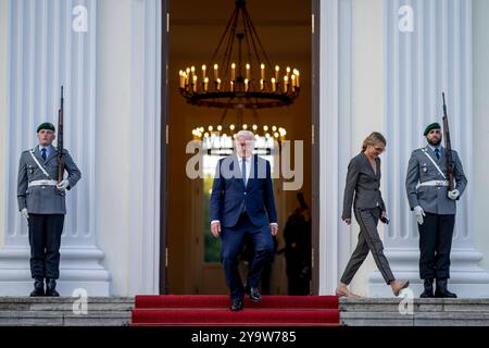 Berlin, Berlin, Deutschland. Oktober 2024. Ankunft des ukrainischen Präsidenten WOLODYMYR ZELENSKI im Schloss Bellevue, wo er von Bundespräsident FRANK-WALTER STEINMEIER begrüßt wird. (Kreditbild: © Andreas Stroh/ZUMA Press Wire) NUR REDAKTIONELLE VERWENDUNG! Nicht für kommerzielle ZWECKE! Stockfoto