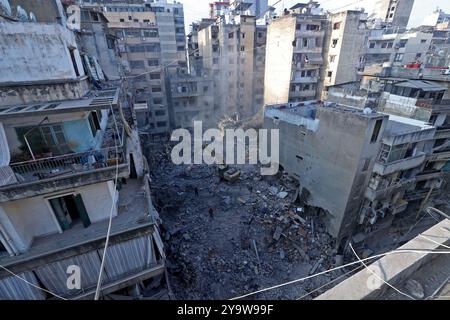 Beirut, Libanon. Oktober 2024. Nach den israelischen Luftangriffen in Beirut, Libanon, am 11. Oktober 2024, wurden die Trümmer beschädigter Gebäude beseitigt. Israel verfolgte am Donnerstag weiterhin Offensiven im Libanon und im Gazastreifen und setzte seine militärischen Ziele an beiden Fronten voran. Am Donnerstagabend startete Israel schwere Luftangriffe auf das Zentrum von Beirut, die auf Wafiq Safa, den Leiter der Verbindungs- und Koordinierungseinheit der Hisbollah, gerichtet waren. Laut Angaben des libanesischen Gesundheitsministeriums hat der Streik mindestens 22 Todesfälle und 117 Verletzte zur Folge. Quelle: Bilal Jawich/Xinhua/Alamy Live News Stockfoto