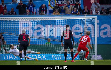 Leverkusen, Deutschland. Oktober 2024. Tor zum 2:2 durch einen Elfmeter von Jann-Fiete Arp (Kiel) gegen Lukas Hradecky (LEV) Bayer Leverkusen - Holstein Stockfoto