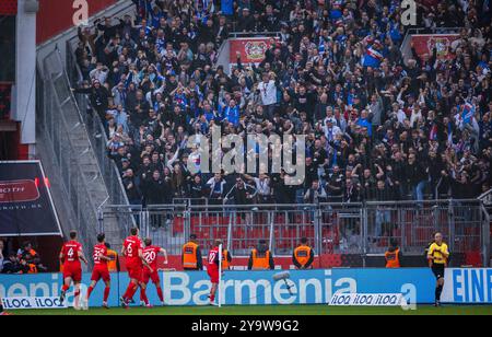 Leverkusen, Deutschland. Oktober 2024. Torjubel: Jann-Fiete Arp (Kiel) Lewis Holtby (Kiel) mit Fans Bayer Leverkusen - Holstein Kiel 05.10.2024 Copyr Stockfoto