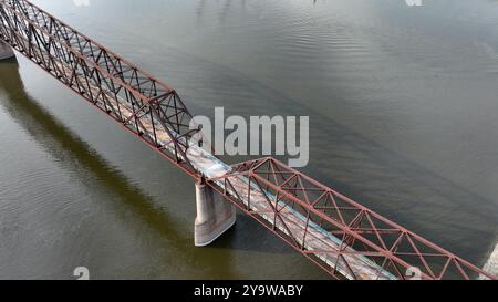 Luftaufnahme der alten Chain of Rocks Bridge an der Route 66 über den Mississippi River Stockfoto