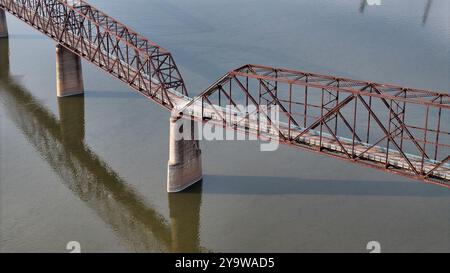 Aus der Vogelperspektive der alten Chain of Rocks Bridge mit einer Kurve an der Route 66 über den Mississippi River Stockfoto