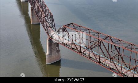 Aus der Vogelperspektive der alten Chain of Rocks Bridge mit einer Kurve an der Route 66 über den Mississippi River Stockfoto