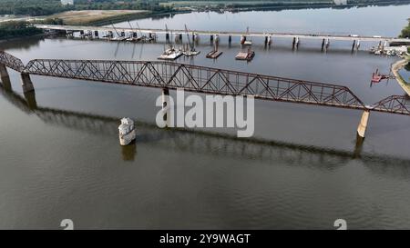 Aus der Vogelperspektive auf die alte und neue Chain of Rocks Brücke über den Mississippi River Stockfoto