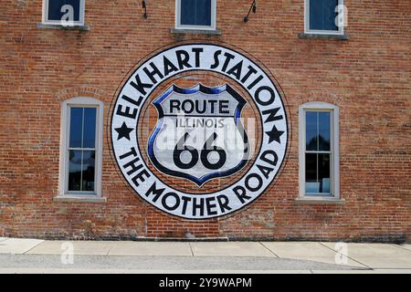 Schild für Route 66 an der Seite eines Gebäudes in Elkhart Station, Illinois Stockfoto