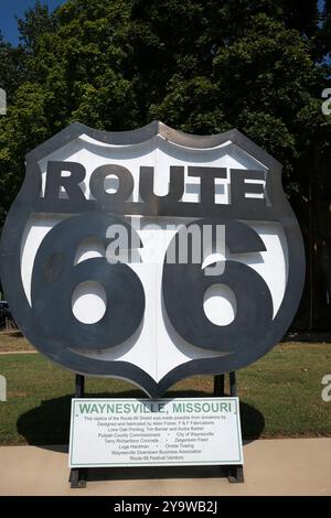 Übergroßes Schild für die Route 66 in Waynesville, Missouri Stockfoto