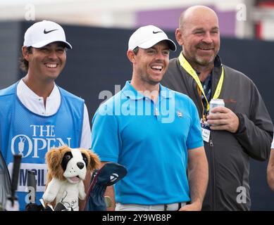 Juli 2019; Portrush, County Antrim, IRL; Rory McIlroy mit Caddy Harry Diamond (links) und dem ehemaligen Ryder Cup Kapitän Thomas Bjorn auf dem vierten Abschlag während einer Übungsrunde des Open Championship Golfturniers auf dem Royal Portrush Golf Club - Dunluce Course. Stockfoto