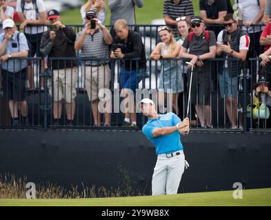 Juli 2019; Portrush, County Antrim, IRL; Rory McIlroy stürzt während einer Übungsrunde des Open Championship-Golfturniers auf dem Royal Portrush Golf Club - Dunluce Course auf das 3. Grün. Stockfoto