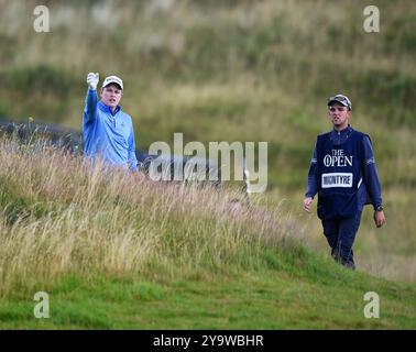 Am 18. Juli 2019 reiht Robert MacIntyre seinen Schuss mit Caddy Greg Milne in der ersten Runde des Open Championship-Golfturniers auf dem Royal Portrush Golf Club - Dunluce Course, Portrush, Nordirland. Stockfoto