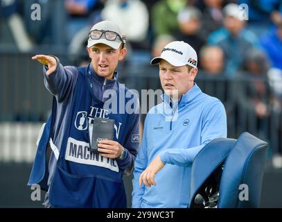 18. Juli 2019: Portrush, Robert MacIntyre, reiht seinen Schuss mit Caddy Greg Milne während der ersten Runde des Open Championship-Golfturniers auf dem Royal Portrush Golf Club - Dunluce Course, Portrush, Nordirland. Stockfoto