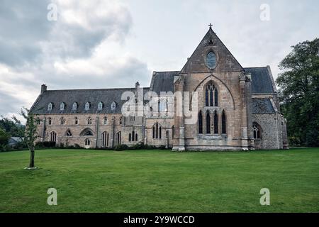 Buntglasfenster in Pluscarden Abbey Stockfoto