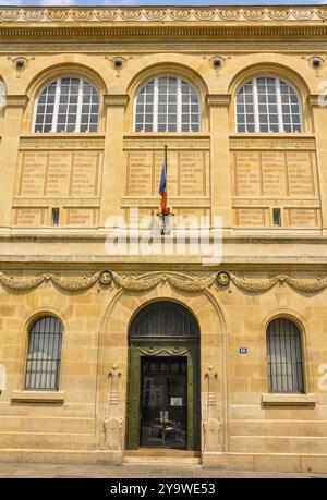 Akademische Pracht: Genießen Sie die Bibliothek Sainte-Geneviève und die Neorenaissance-Architektur (Labrouste-Gebäude), Paris Stockfoto