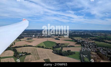 Blick von oben auf Felder, Wälder und meiersberger straße in Richtung Wüfrath an einem sonnigen Tag vom Segelflugzeug aus Stockfoto