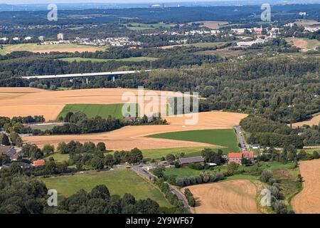 Blick von oben auf Felder, Wälder und Autobahnbrücke angertal A44 mit heiligenhaus im Hintergrund an einem sonnigen Tag Stockfoto