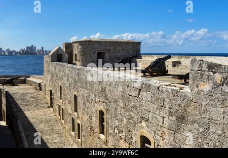 Kanonen auf der Spitze der Festung Castillo de Los Tres Reyes Del Morro in Havanna, Kuba Stockfoto