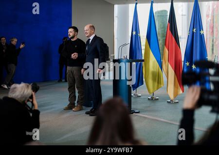 Berlin, Deutschland. Oktober 2024. Der ukrainische Präsident Wolodymyr Zelenskyj traf sich am Freitag, den 11. Oktober 2024, mit dem deutschen Bundeskanzler Olaf Scholz in Berlin, um im Rahmen seiner laufenden Europatour ein neues militärisches Hilfspaket zu sichern, um die Verteidigung der Ukraine gegen russische Streitkräfte zu stärken. Während ihres gemeinsamen Auftritts bekräftigte Scholz die Position Deutschlands als prominentester militärischer Unterstützer der Ukraine in Europa. "Deutschland wird weiterhin der Ukraine beistehen, und diese Hilfe unterstreicht unser Engagement", sagte Scholz. Das Paket umfasst Luftverteidigungssysteme, Artillerie und Munition, die alle Cru sind Stockfoto