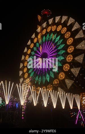 Siliguri, Westbengalen, Indien. Oktober 2024. Devotees besuchen die Messe in der Nähe des Puja-Pandals, wo das Idol der Hindu-Göttin „Durga“ während der Durga-Puja-Festlichkeiten in Siliguri verehrt wird. (Kreditbild: © Diptendu Dutta/ZUMA Press Wire) NUR REDAKTIONELLE VERWENDUNG! Nicht für kommerzielle ZWECKE! Stockfoto