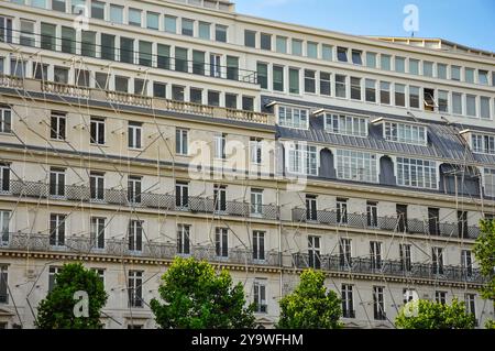 Pariser Prestige: Die raffinierte urbane Landschaft der Stadt des Lichts Stockfoto