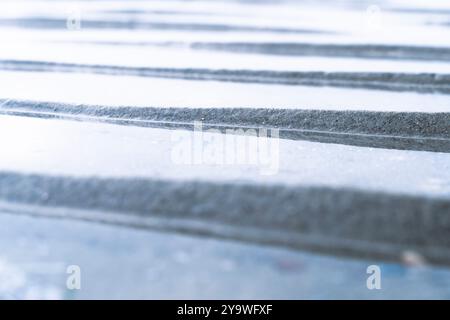 Natürliches Hintergrundmuster, das durch Strömung und Wind gebildet wird. Stockfoto