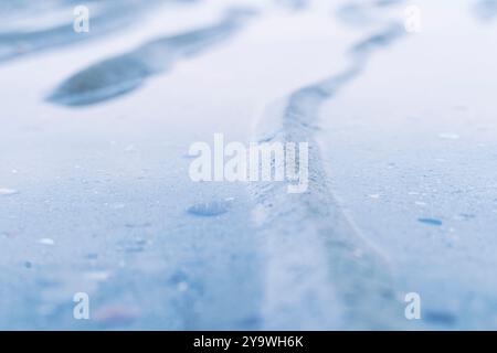 Natürliches Hintergrundmuster, das durch Strömung und Wind gebildet wird. Stockfoto