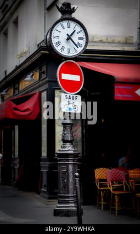 Pariser Momente: Uhr, Café und urbane Eleganz Stockfoto
