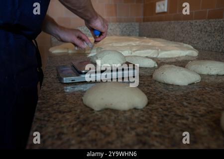 Daniel Pearson, Gründer des Restaurants Oobatz in Paris, arbeitet an Sauerteigpizzen Stockfoto