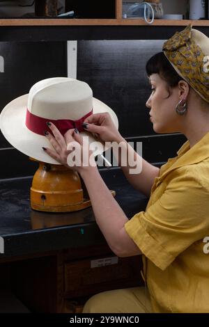 Hatsmith bei Lock & Co. Hatters in London Stockfoto