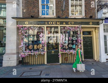 Außenansicht des Lock & Co Hatters Ladens in St James Street, London, England Stockfoto