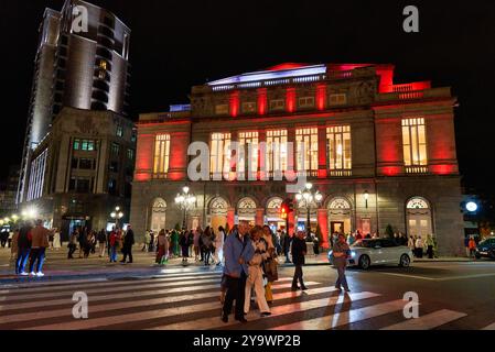 Leute, die die Oper betreten, Teatro Campoamor, Oviedo, Asturien, Spanien. Stockfoto