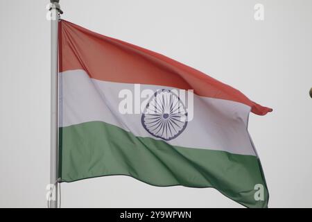 Sankt Petersburg, Russland. Oktober 2024. Die Nationalflagge der Republik Indien, flattert im Wind auf einem Fahnenmast in Sankt Petersburg, Russland. (Foto: Maksim Konstantinov/SOPA Images/SIPA USA) Credit: SIPA USA/Alamy Live News Stockfoto